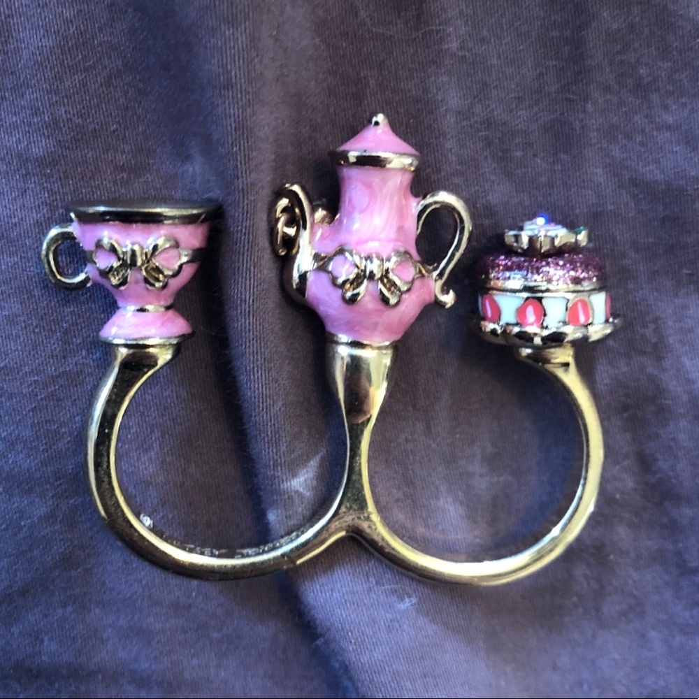 Betsey Johnson Tea Party two finger ring! 🎀